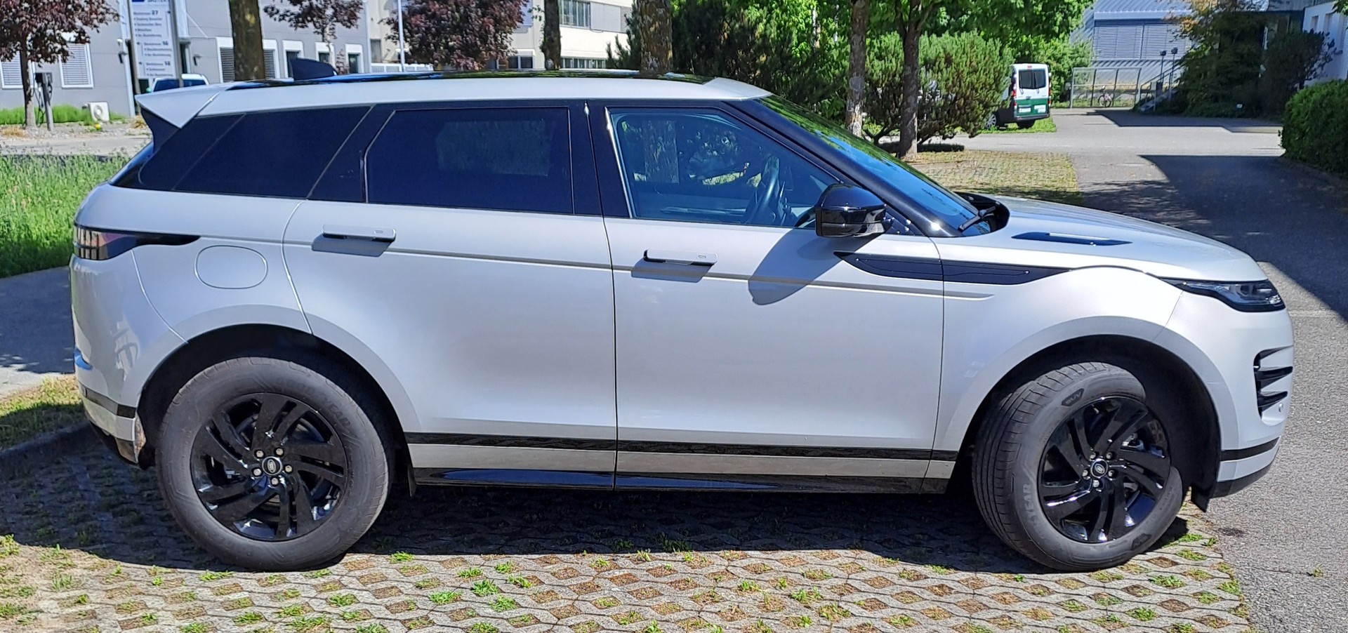 LAND ROVER 2.0 T R-Dynamic S-image-1