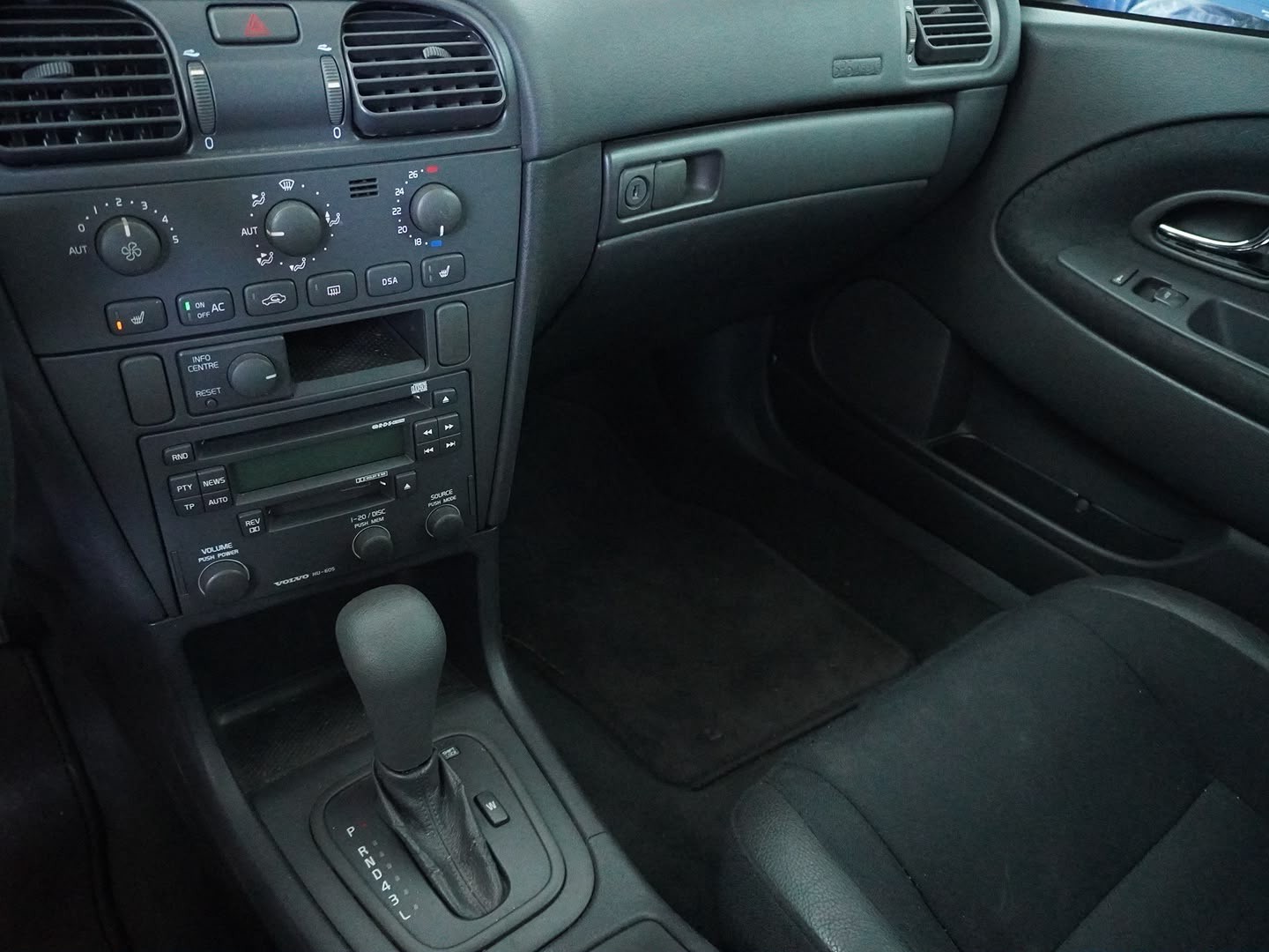 VOLVO V40 2.0T-image-5