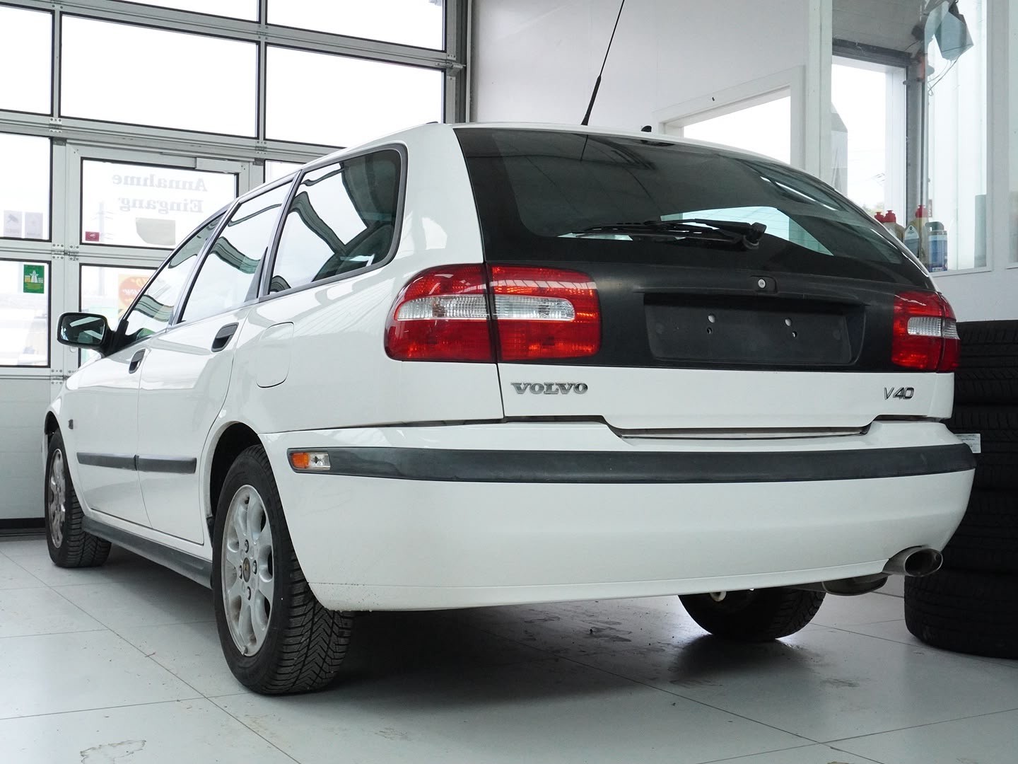 VOLVO V40 2.0T-image-1