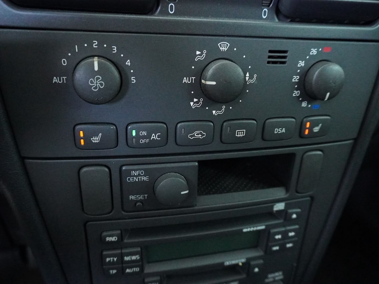 VOLVO V40 2.0T-image-6