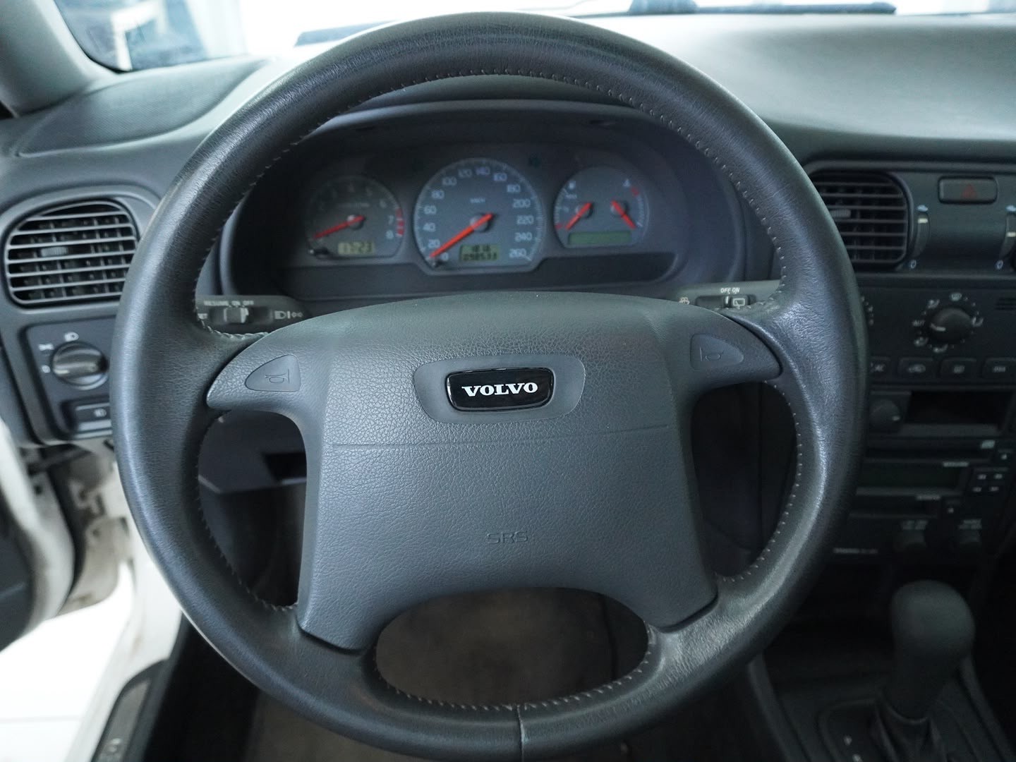 VOLVO V40 2.0T-image-8