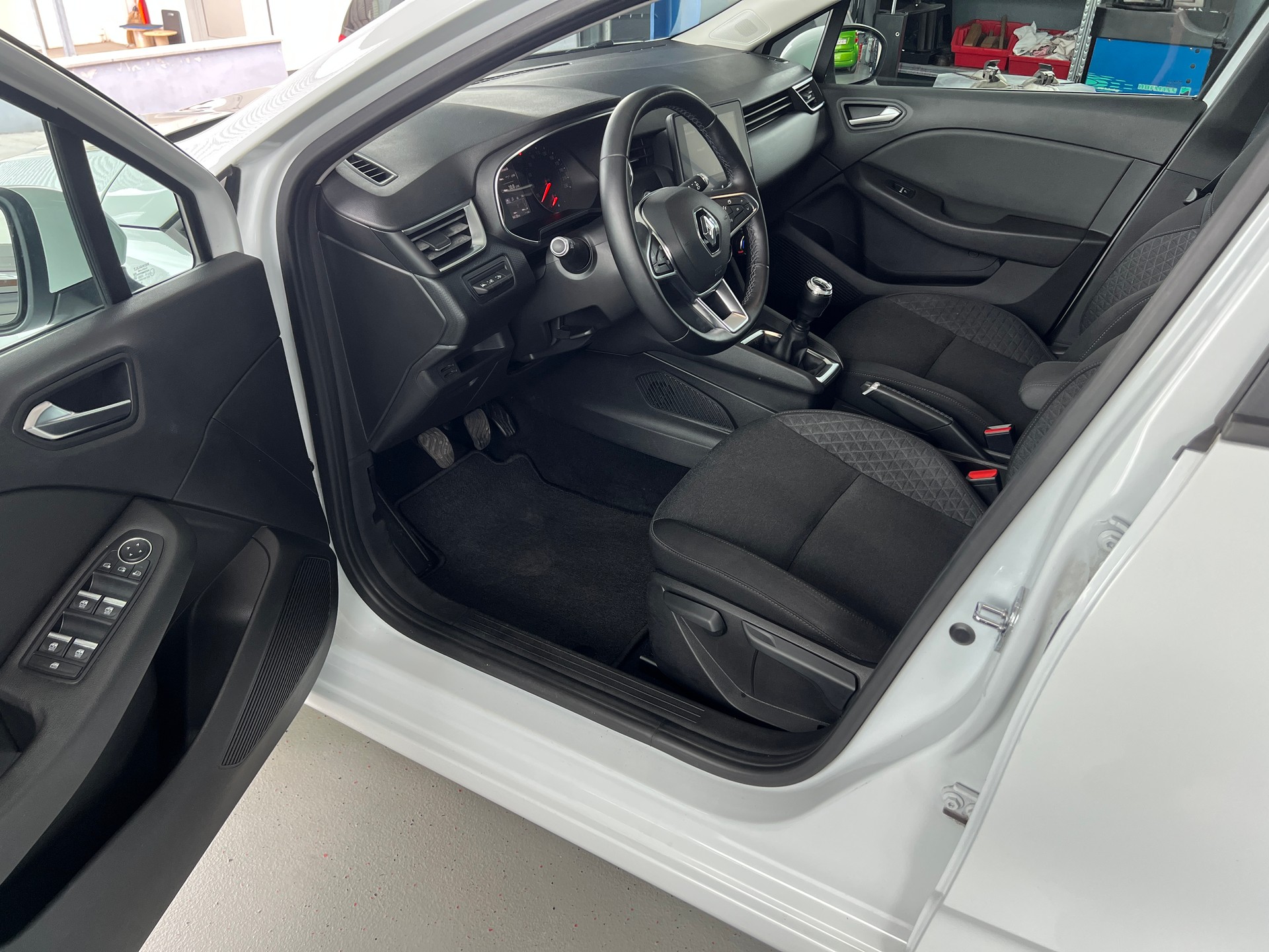 RENAULT Clio 1.0 Intens-image-4