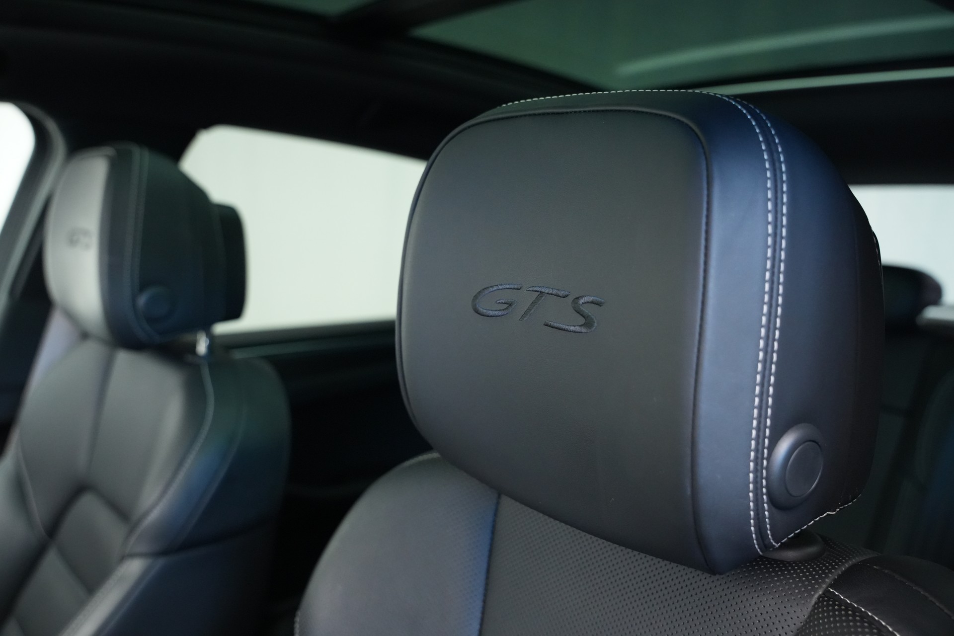PORSCHE Macan GTS PDK *CH-Fahrzeug* *Panorama*-image-14