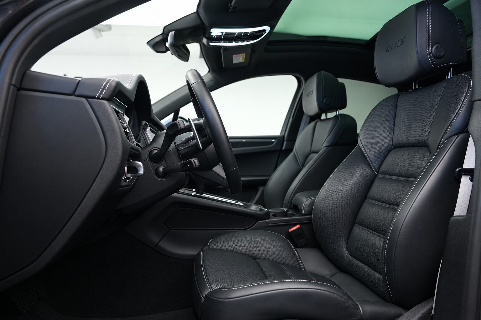 PORSCHE Macan GTS PDK *CH-Fahrzeug* *Panorama*-image-10