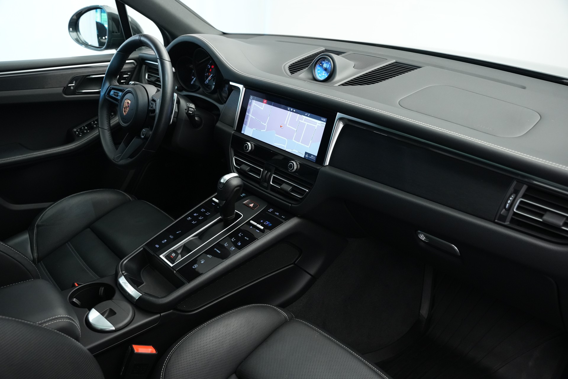 PORSCHE Macan GTS PDK *CH-Fahrzeug* *Panorama*-image-9