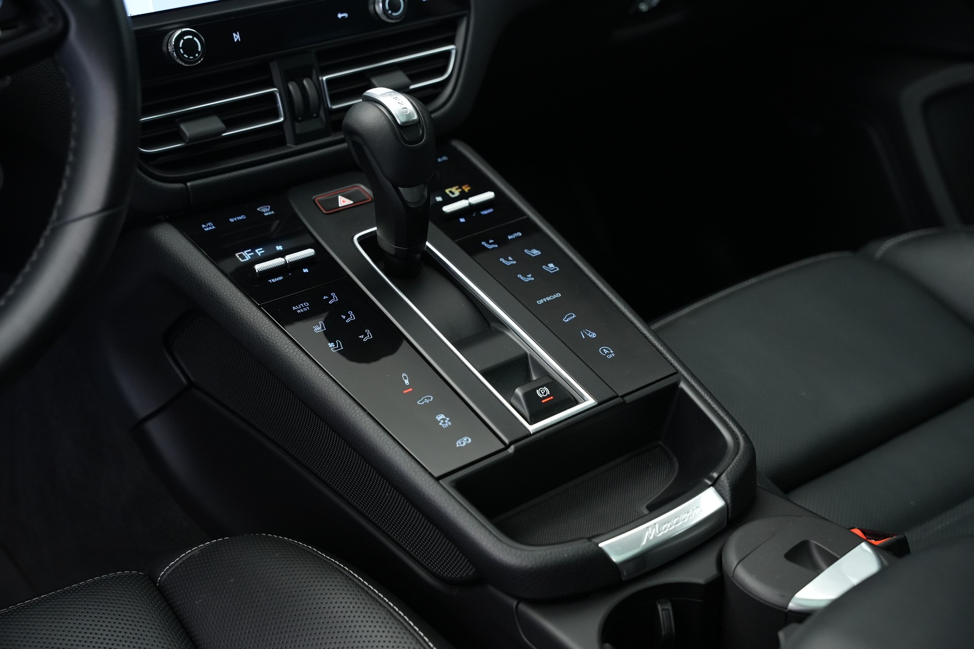PORSCHE Macan GTS PDK *CH-Fahrzeug* *Panorama*-image-28