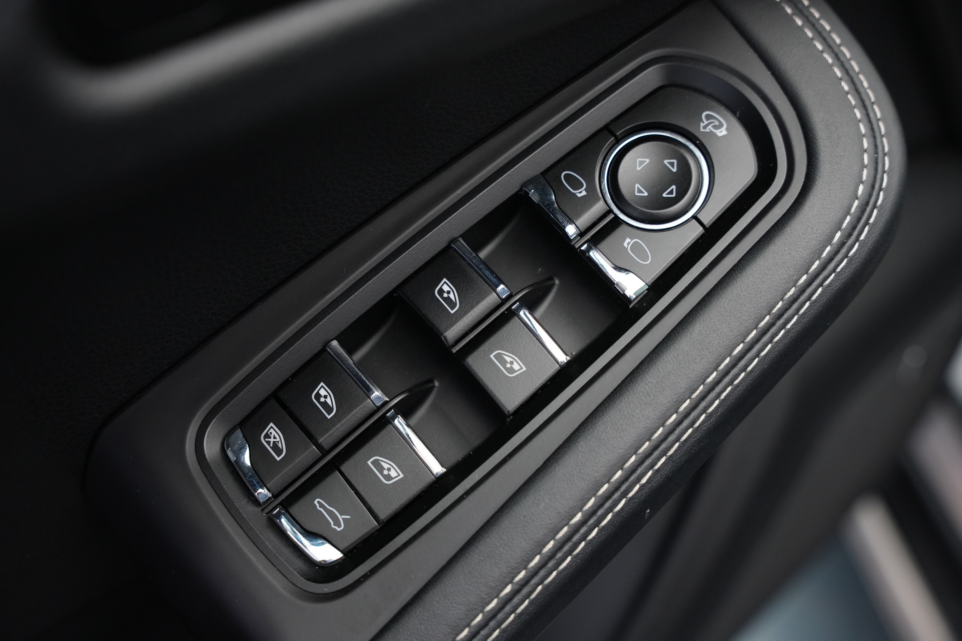 PORSCHE Macan GTS PDK *CH-Fahrzeug* *Panorama*-image-25
