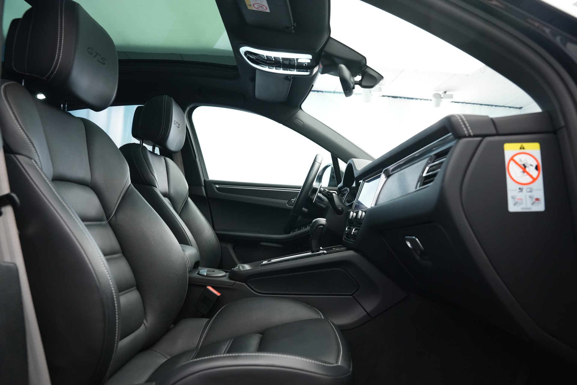 PORSCHE Macan GTS PDK *CH-Fahrzeug* *Panorama*-image-11