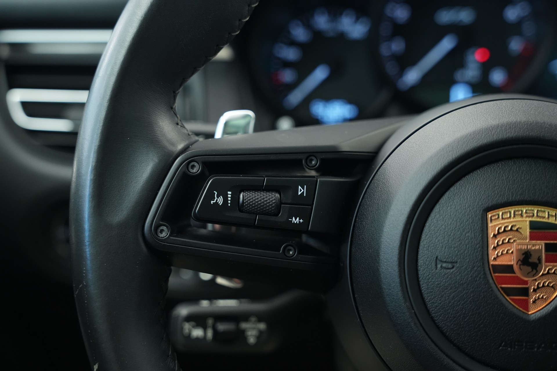PORSCHE Macan GTS PDK *CH-Fahrzeug* *Panorama*-image-21