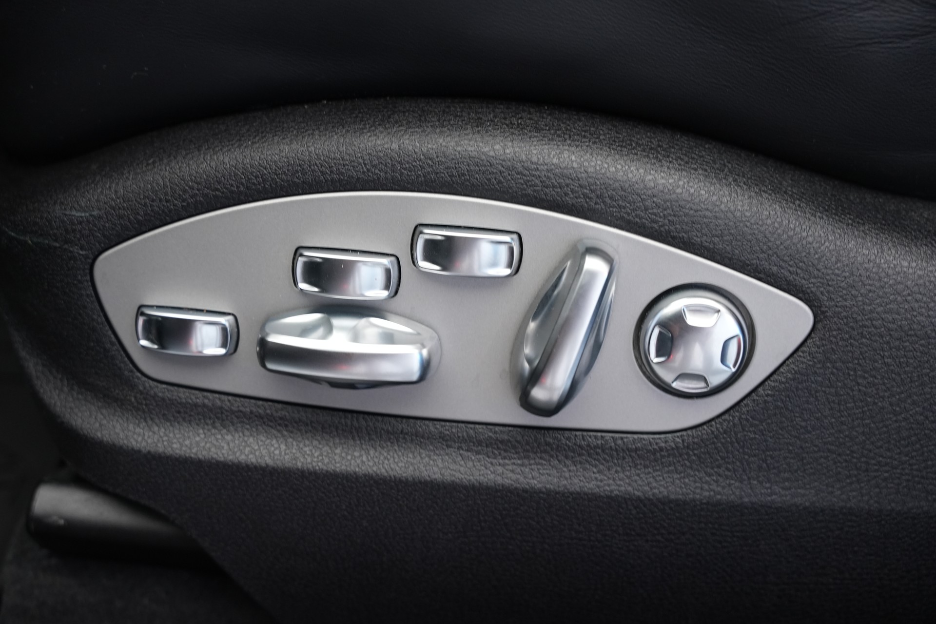 PORSCHE Macan GTS PDK *CH-Fahrzeug* *Panorama*-image-15