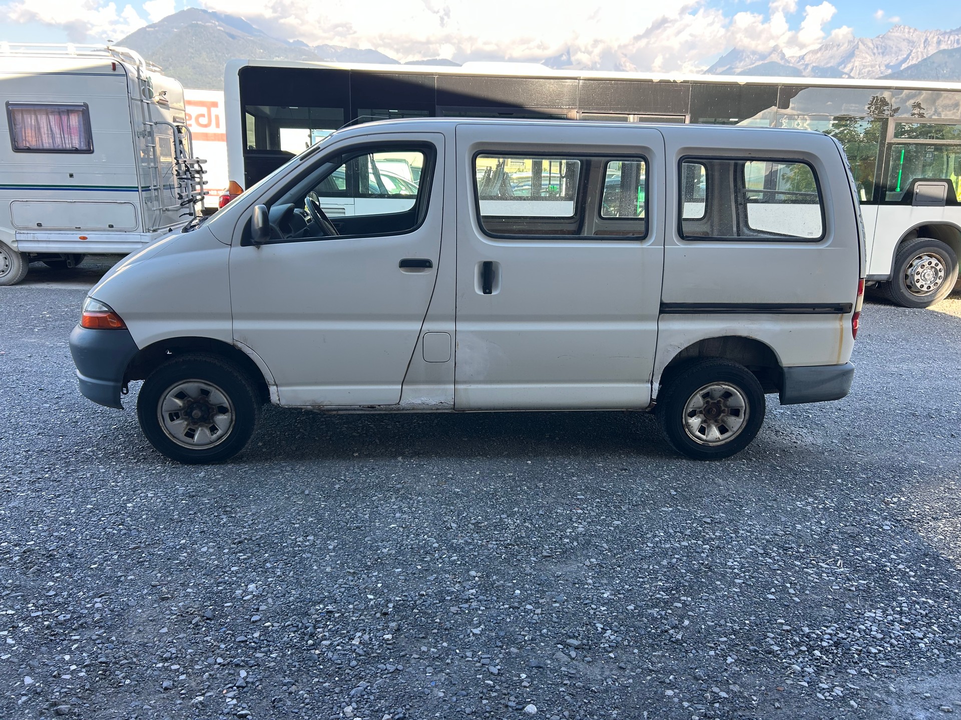 TOYOTA HI-ACE-image-1
