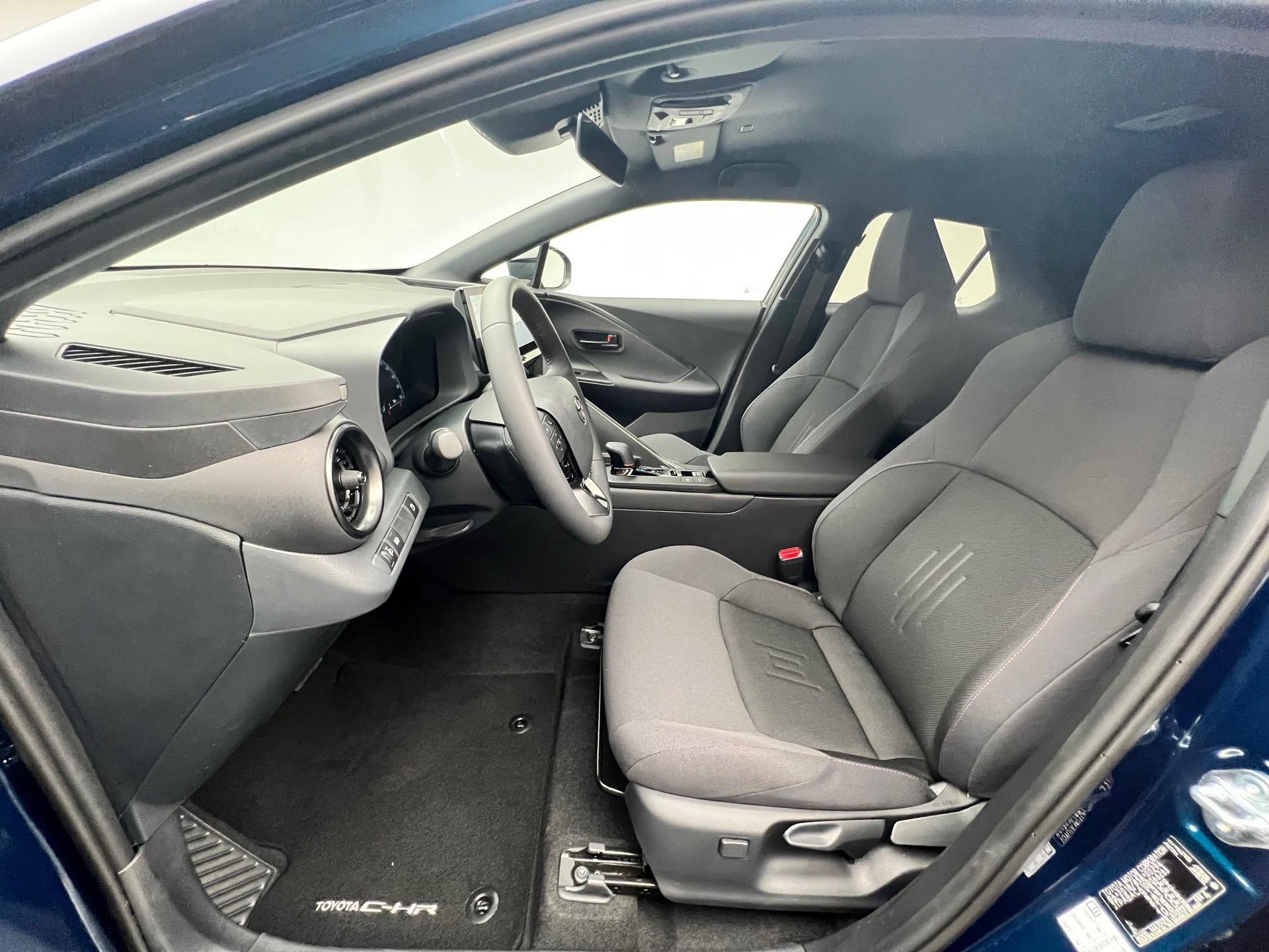TOYOTA C-HR 2.0 PHEV Swiss Edition-image-8