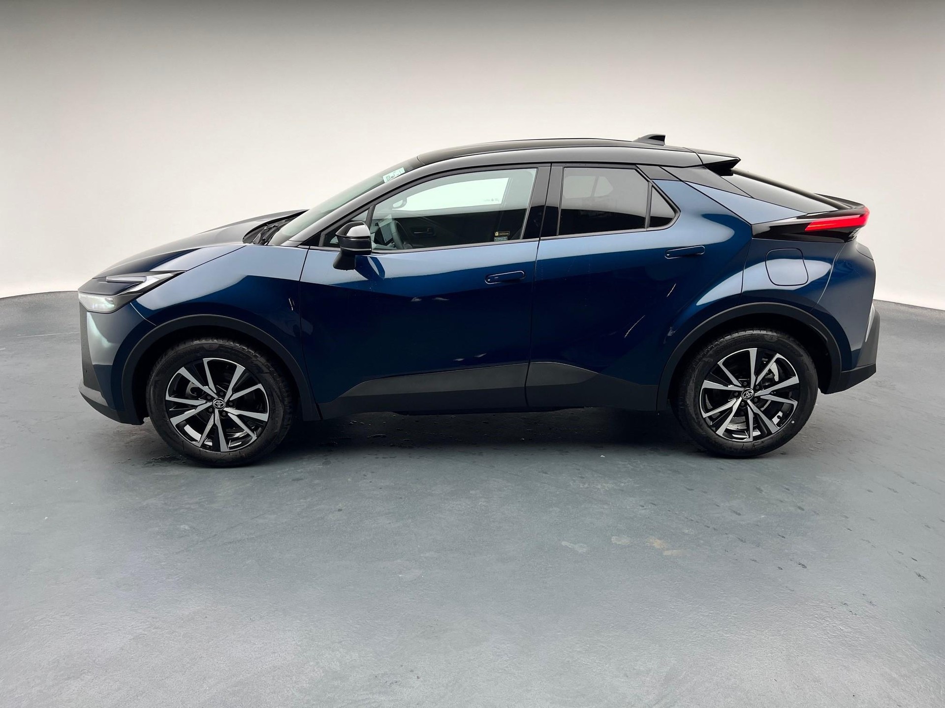 TOYOTA C-HR 2.0 PHEV Swiss Edition-image-2