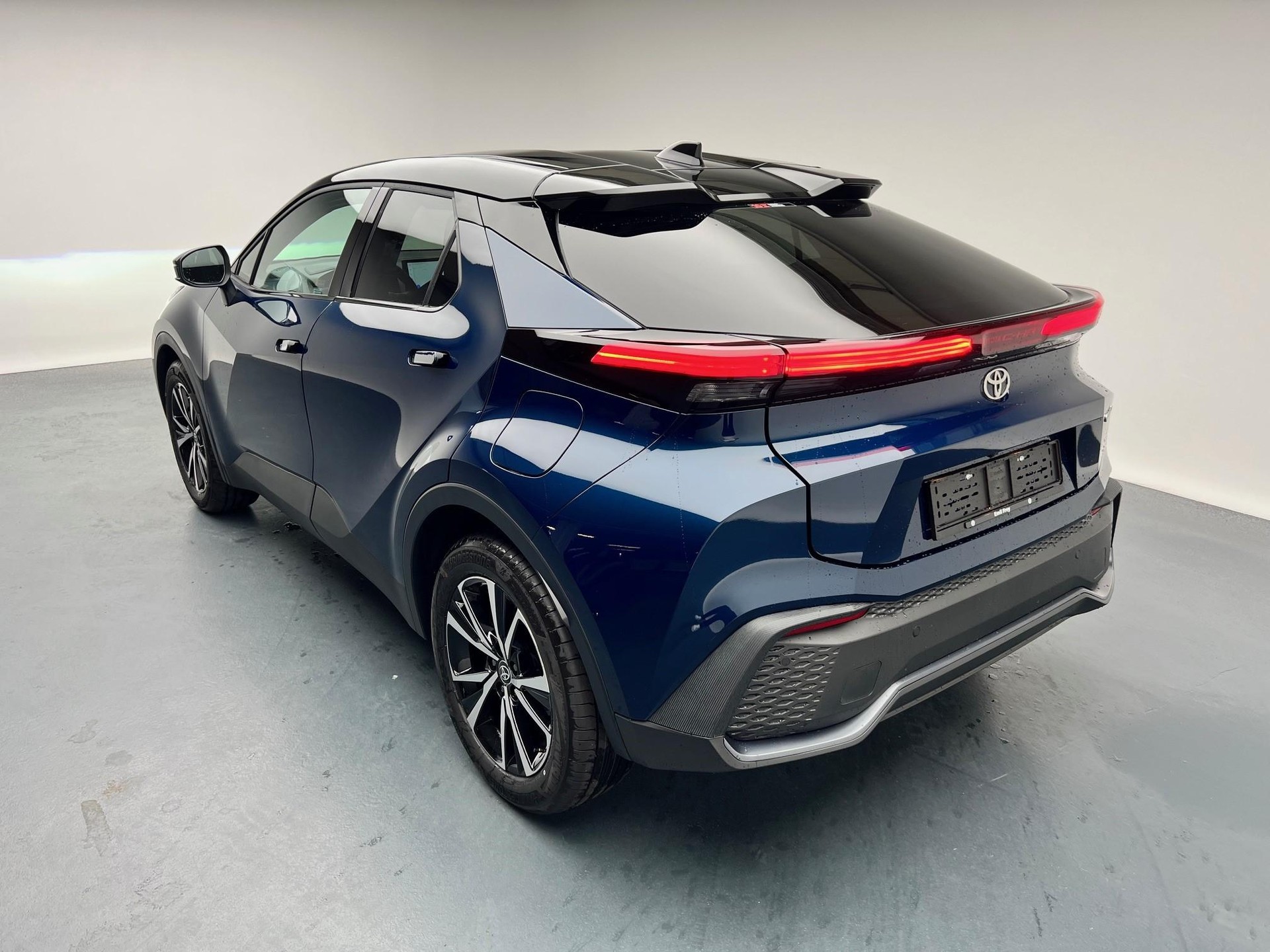TOYOTA C-HR 2.0 PHEV Swiss Edition-image-3