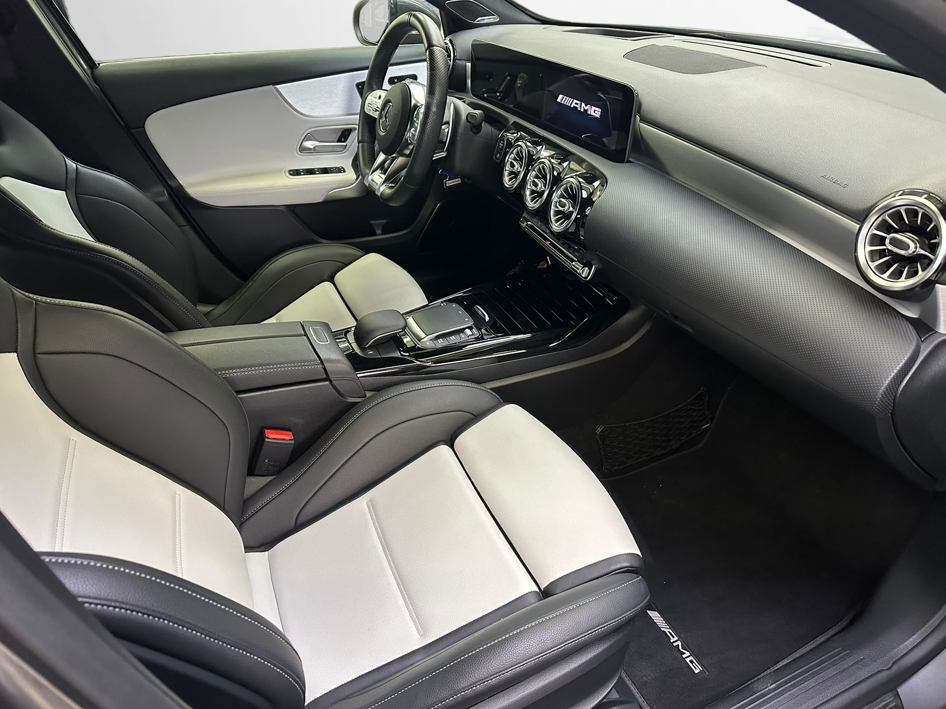 MERCEDES-BENZ A 35 AMG 4Matic Speedshift-image-6