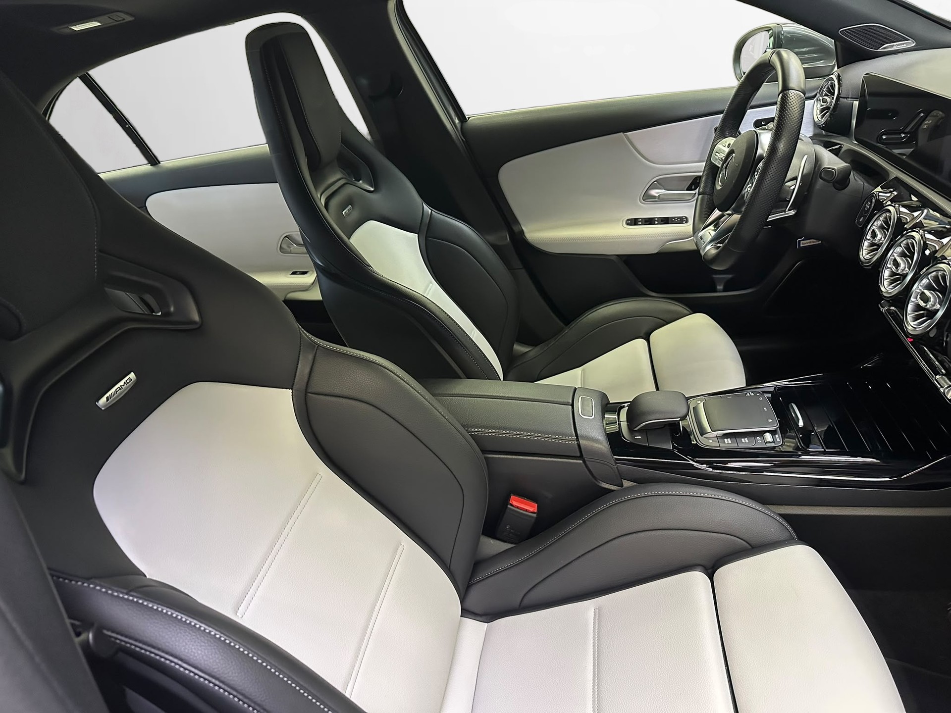 MERCEDES-BENZ A 35 AMG 4Matic Speedshift-image-7