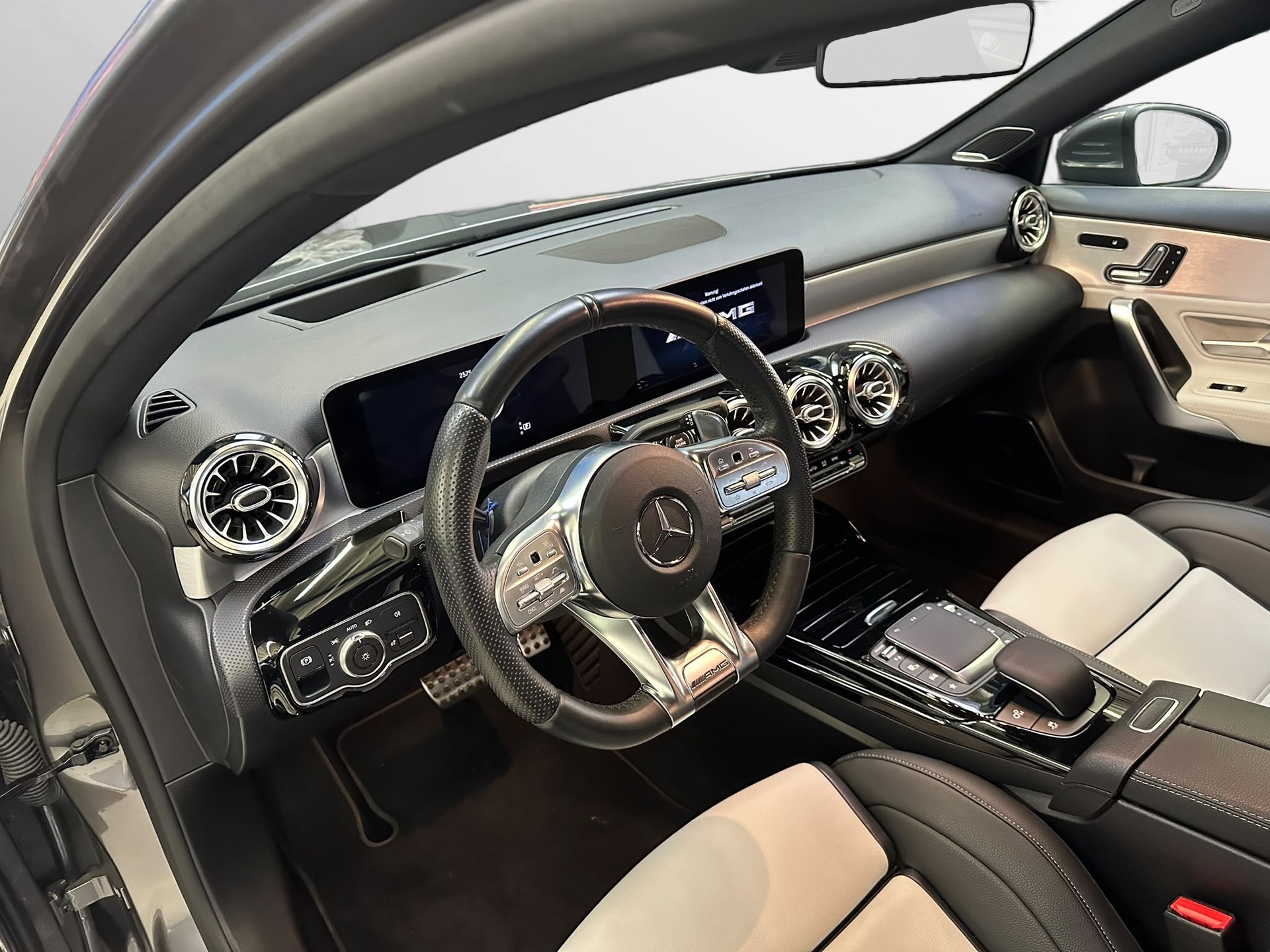 MERCEDES-BENZ A 35 AMG 4Matic Speedshift-image-4
