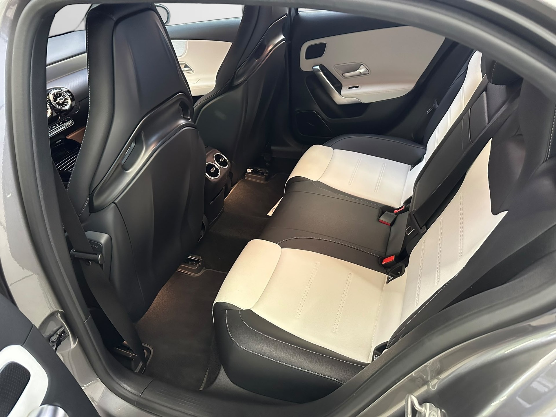 MERCEDES-BENZ A 35 AMG 4Matic Speedshift-image-5