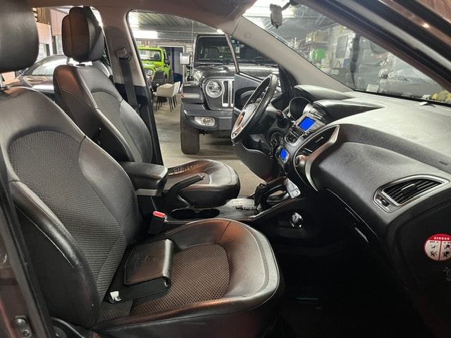HYUNDAI iX 35 2.0 Style 4WD Automatic-image-11