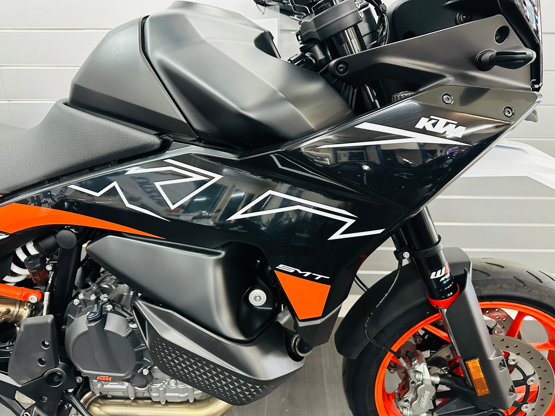 KTM 890 SMT-showroom-element-1