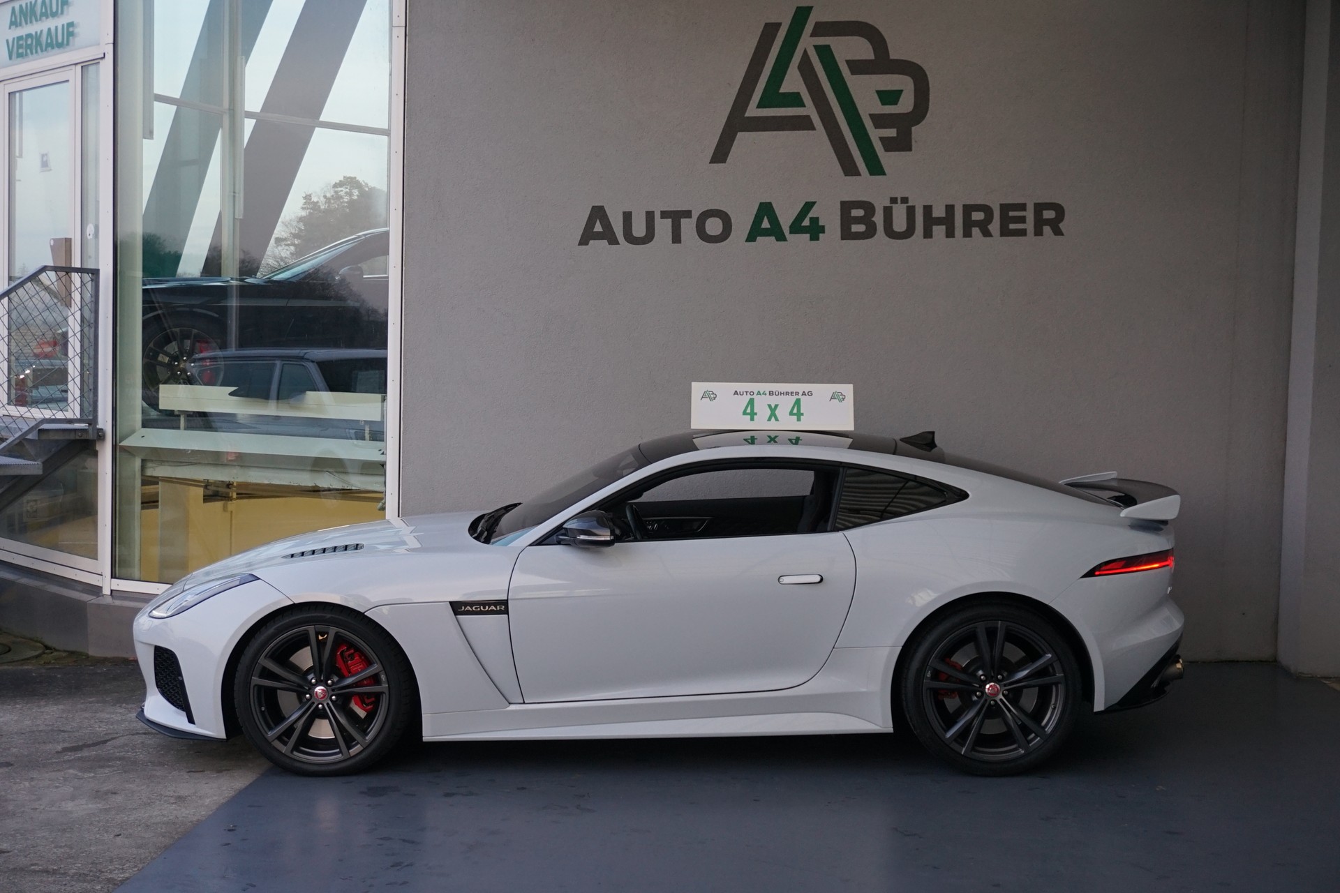 JAGUAR F-Type 5.0 V8 S/C SVR AWD 575PS-image-0