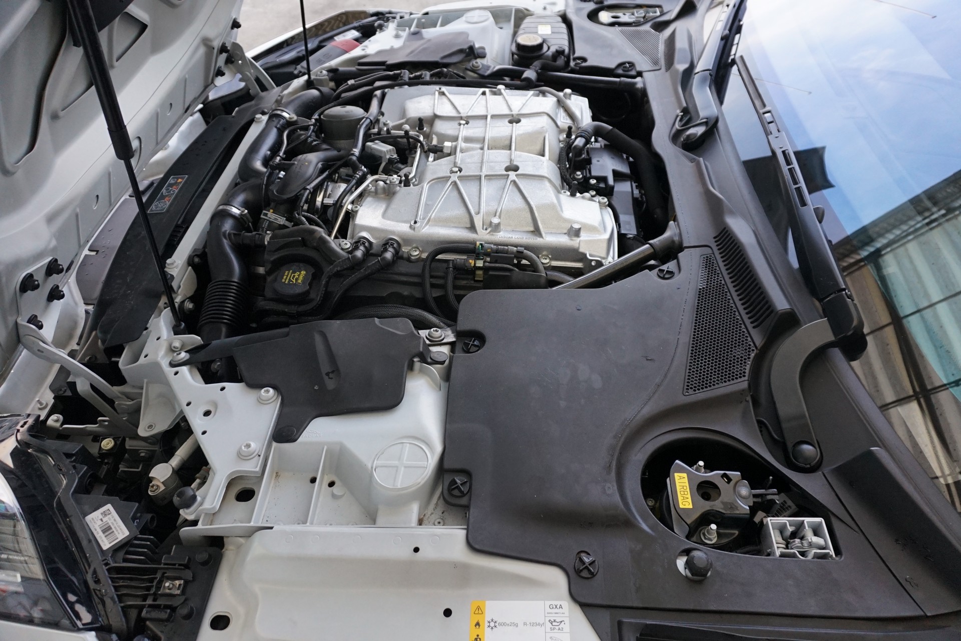 JAGUAR F-Type 5.0 V8 S/C SVR AWD 575PS-image-9
