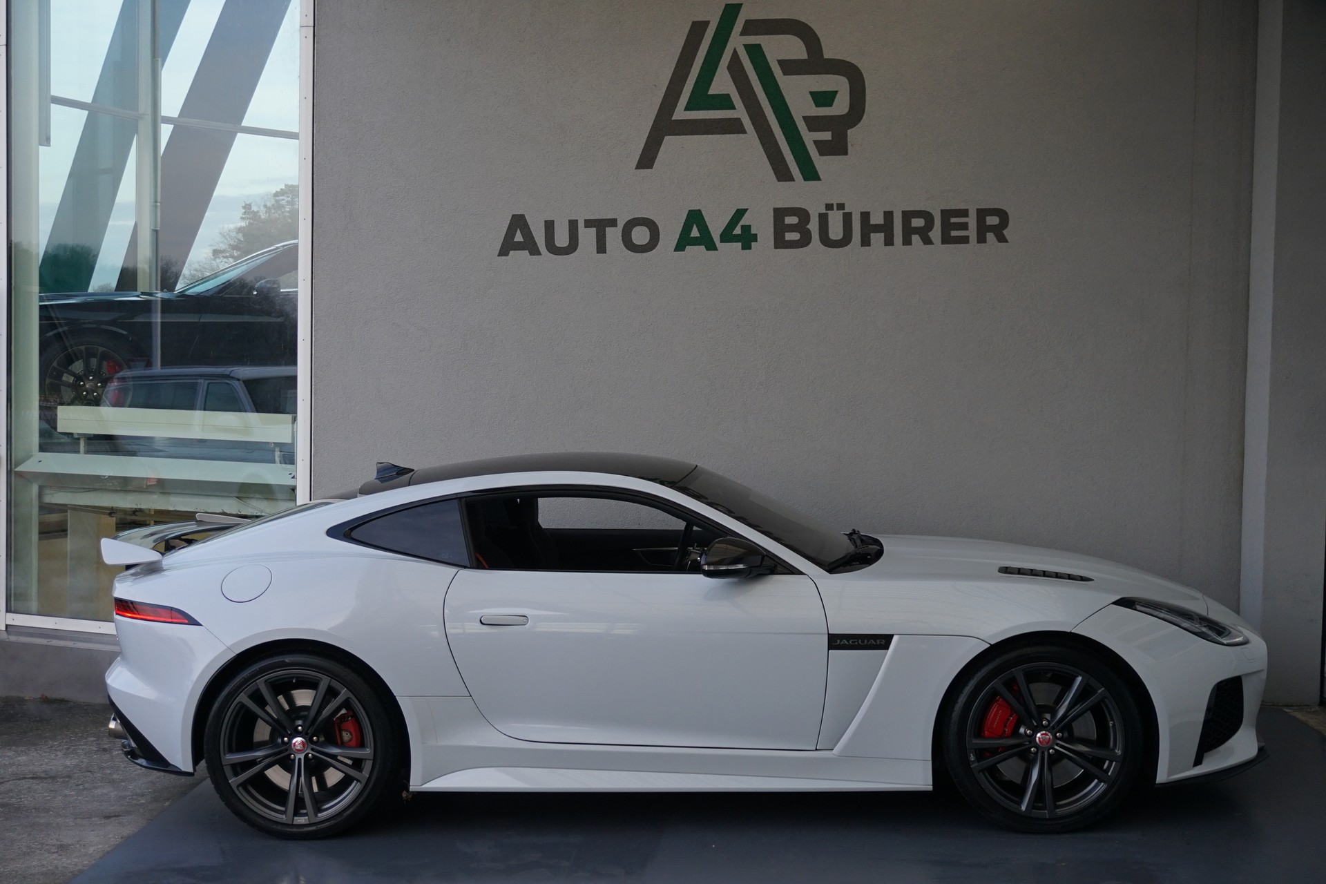 JAGUAR F-Type 5.0 V8 S/C SVR AWD 575PS-image-4