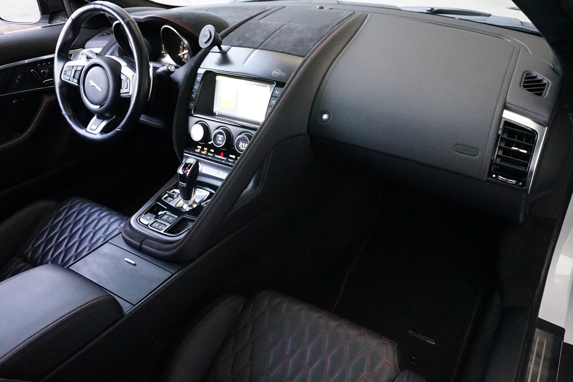 JAGUAR F-Type 5.0 V8 S/C SVR AWD 575PS-image-11