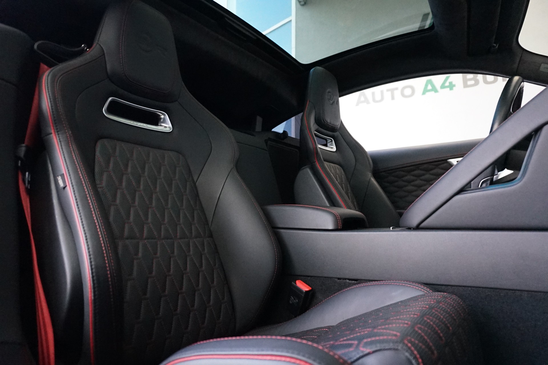 JAGUAR F-Type 5.0 V8 S/C SVR AWD 575PS-image-16