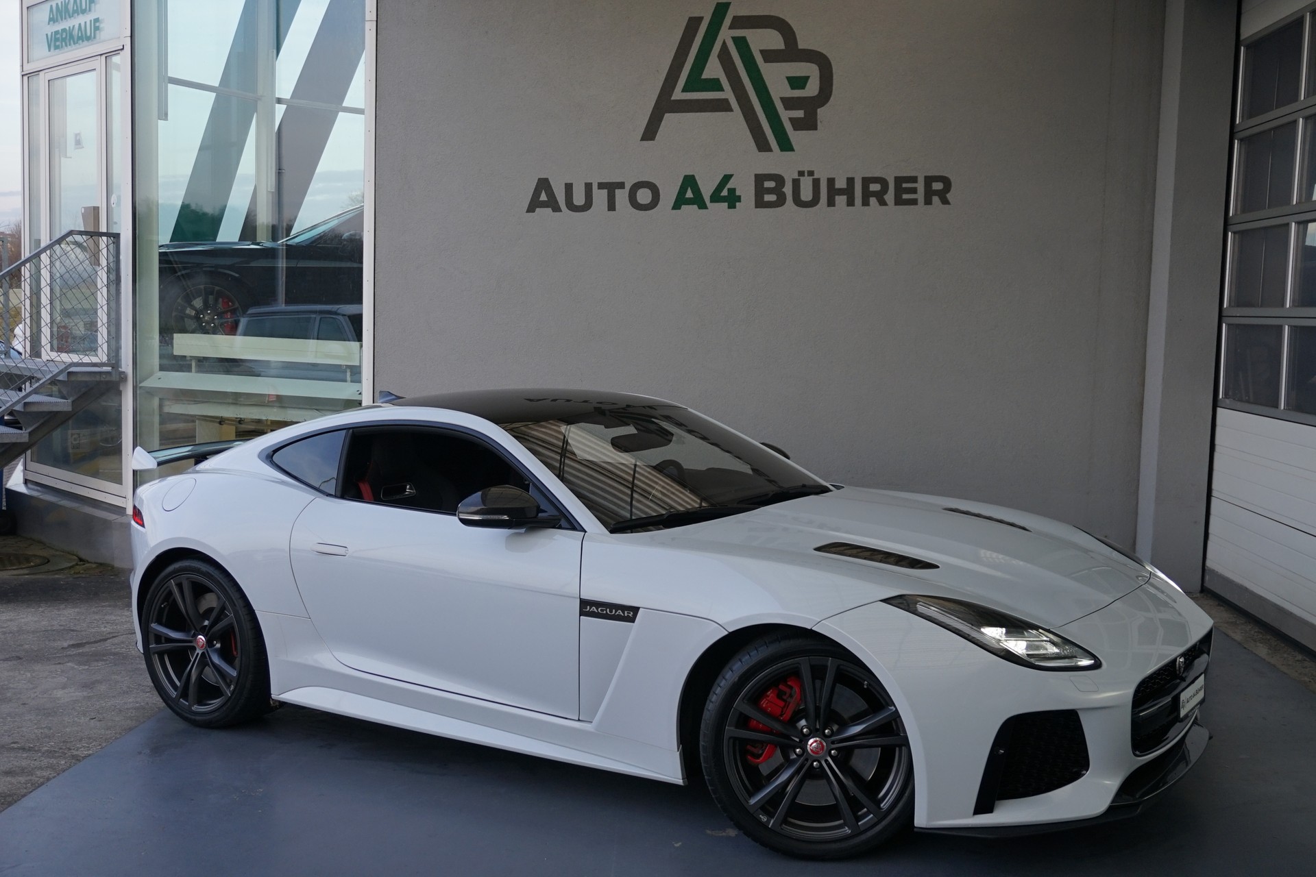 JAGUAR F-Type 5.0 V8 S/C SVR AWD 575PS-image-1
