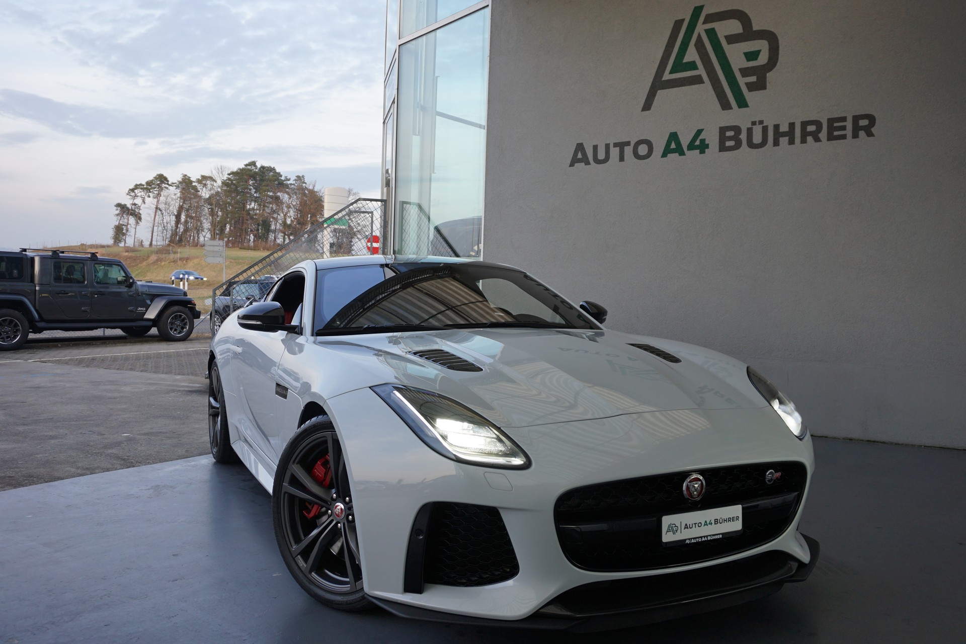JAGUAR F-Type 5.0 V8 S/C SVR AWD 575PS-image-2