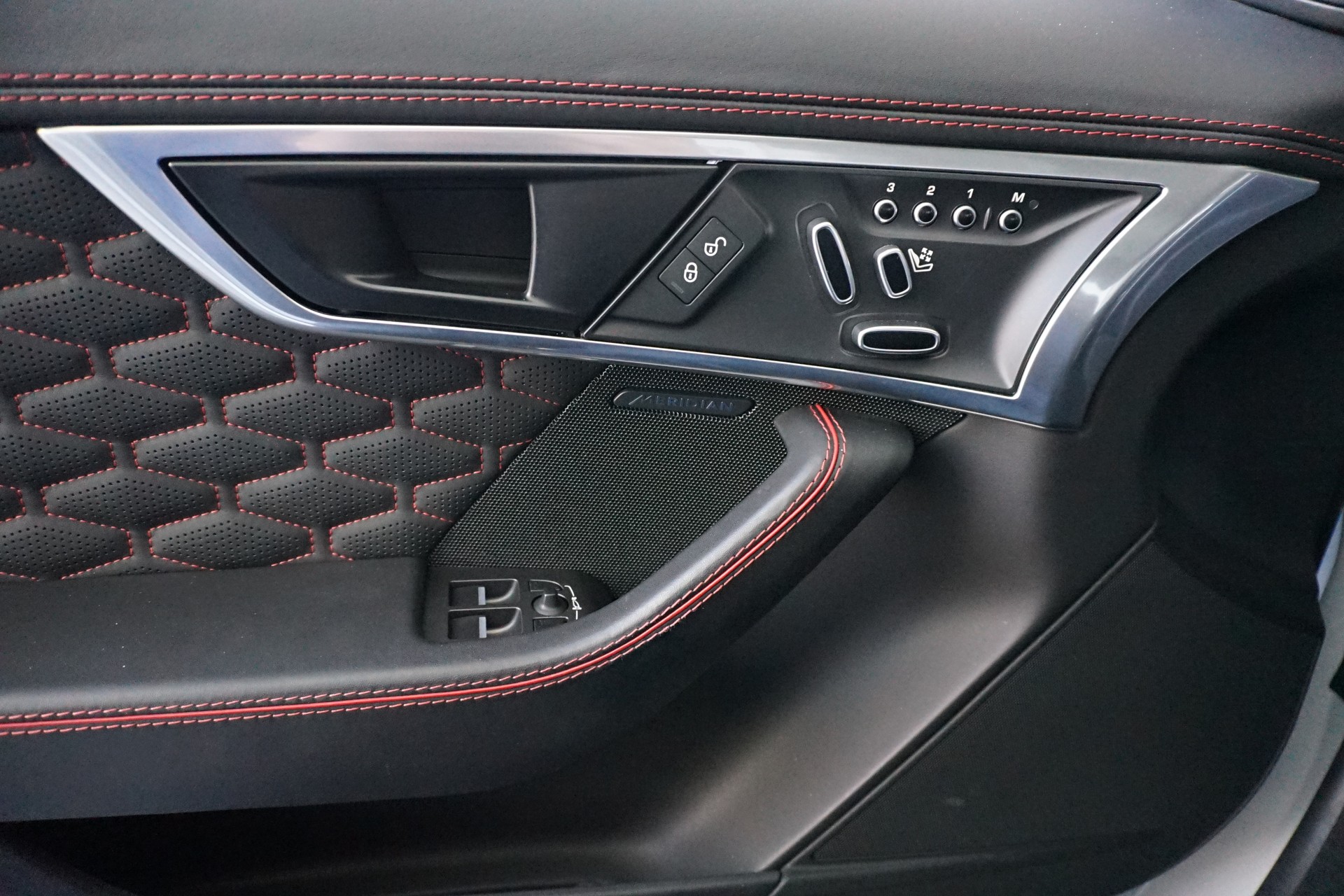 JAGUAR F-Type 5.0 V8 S/C SVR AWD 575PS-image-14