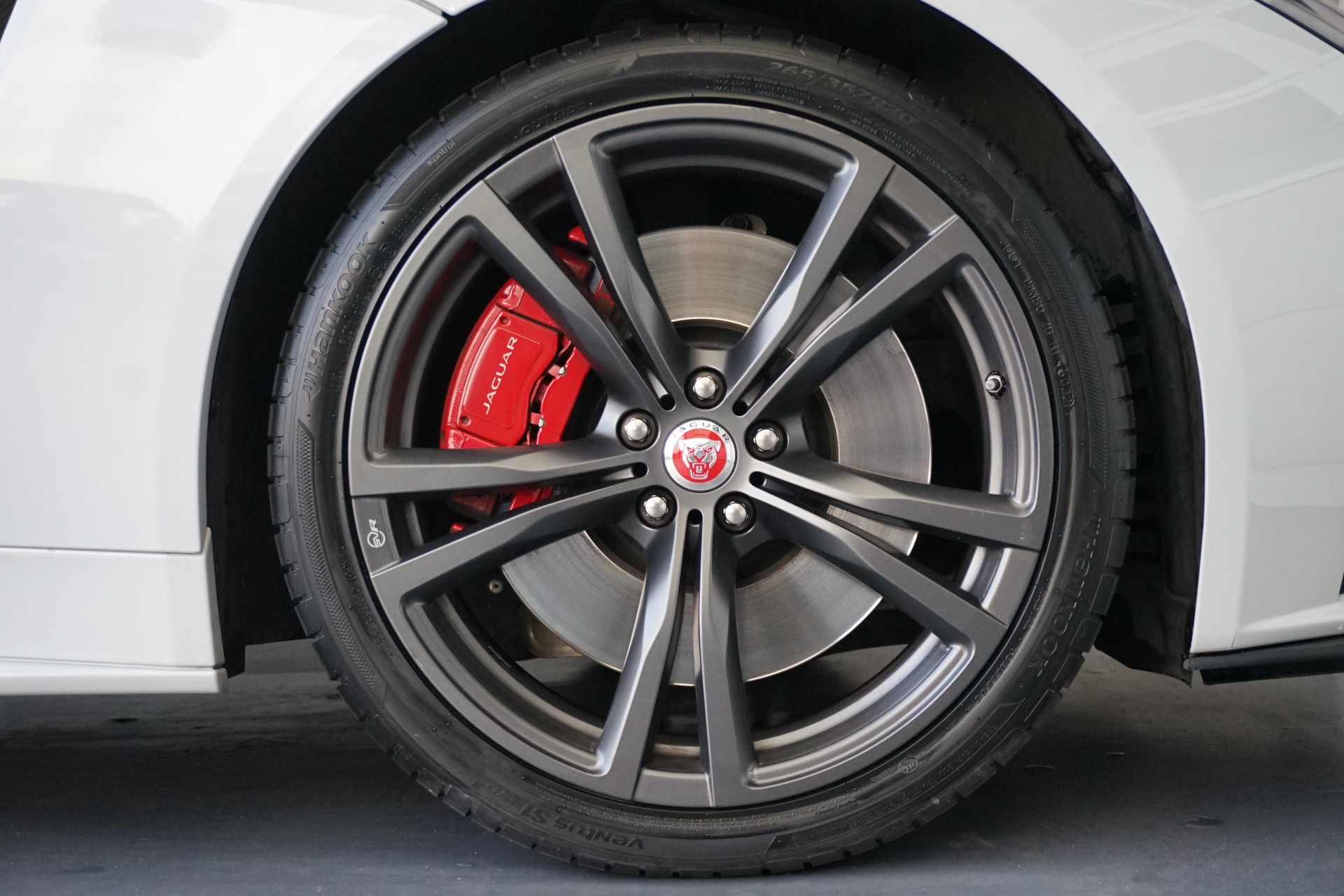JAGUAR F-Type 5.0 V8 S/C SVR AWD 575PS-image-8