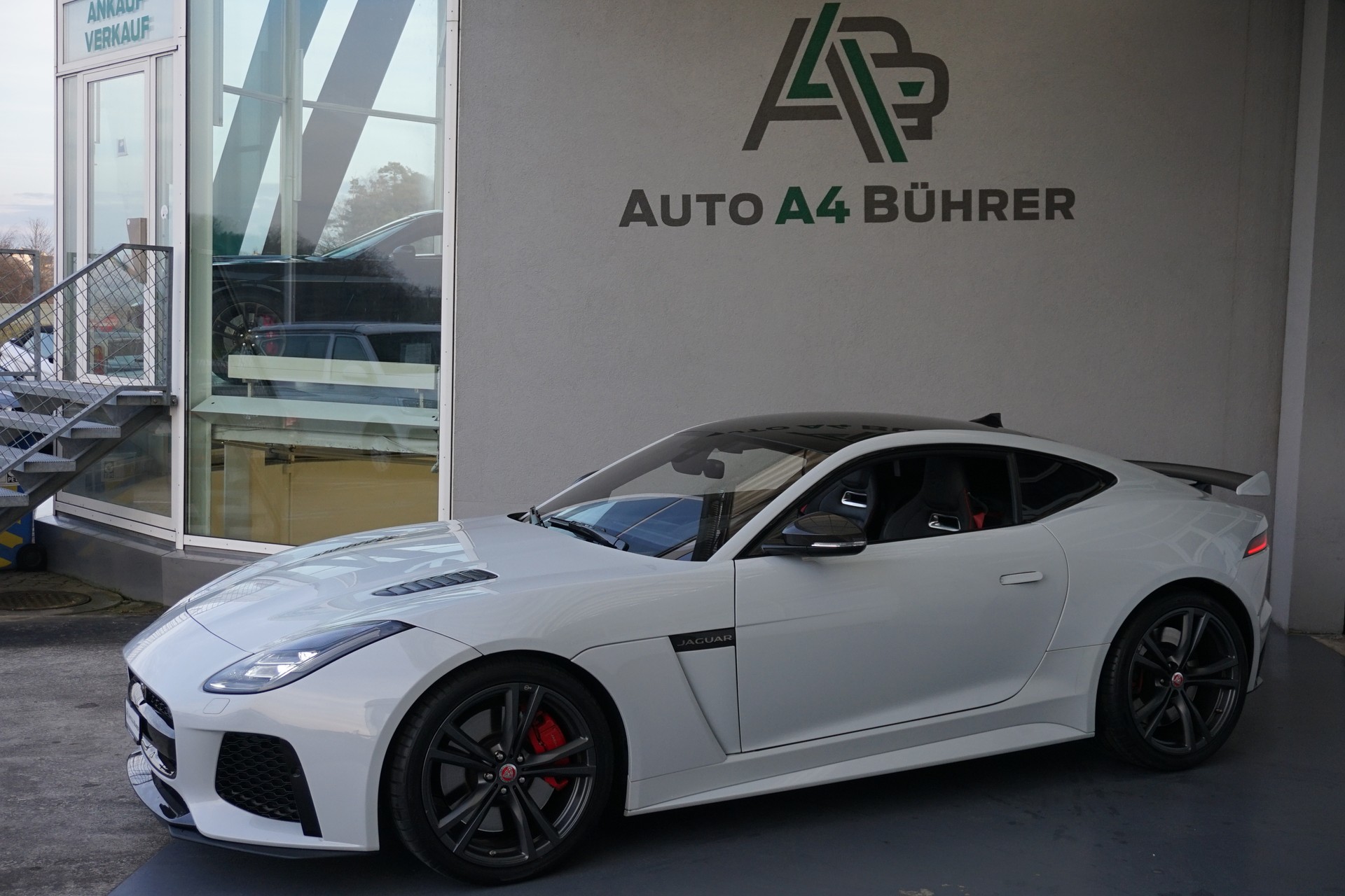 JAGUAR F-Type 5.0 V8 S/C SVR AWD 575PS-image-3