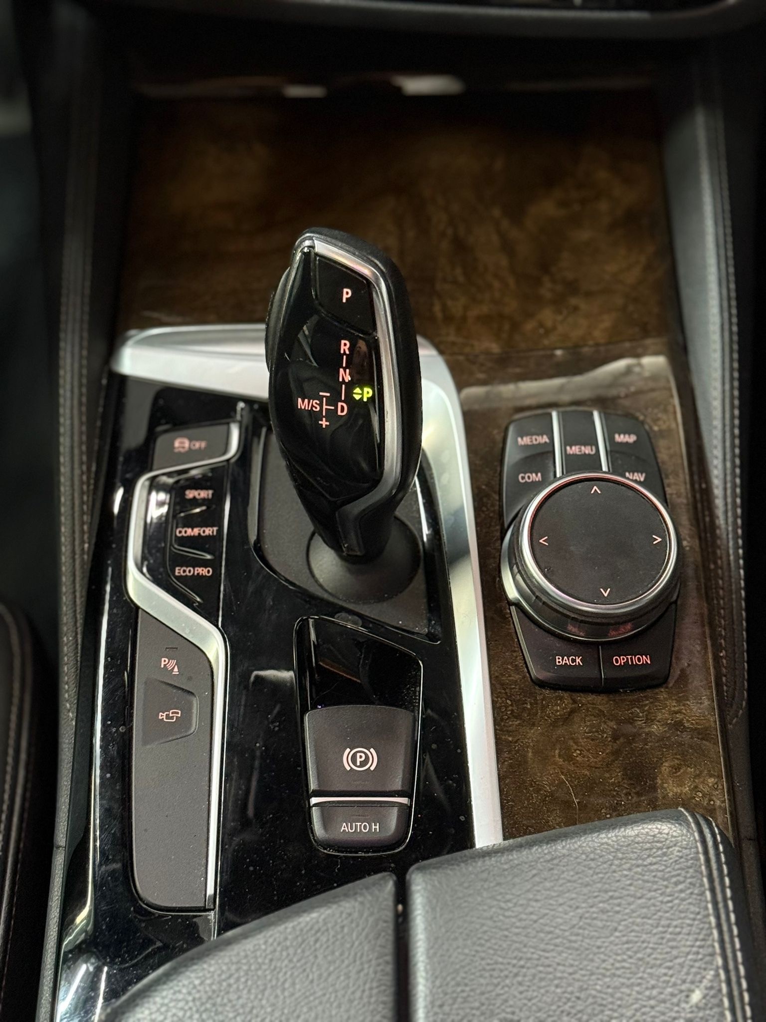 BMW 530i xDrive Touring Steptronic M-Paket / Vollaustattung / panoramadach-image-14