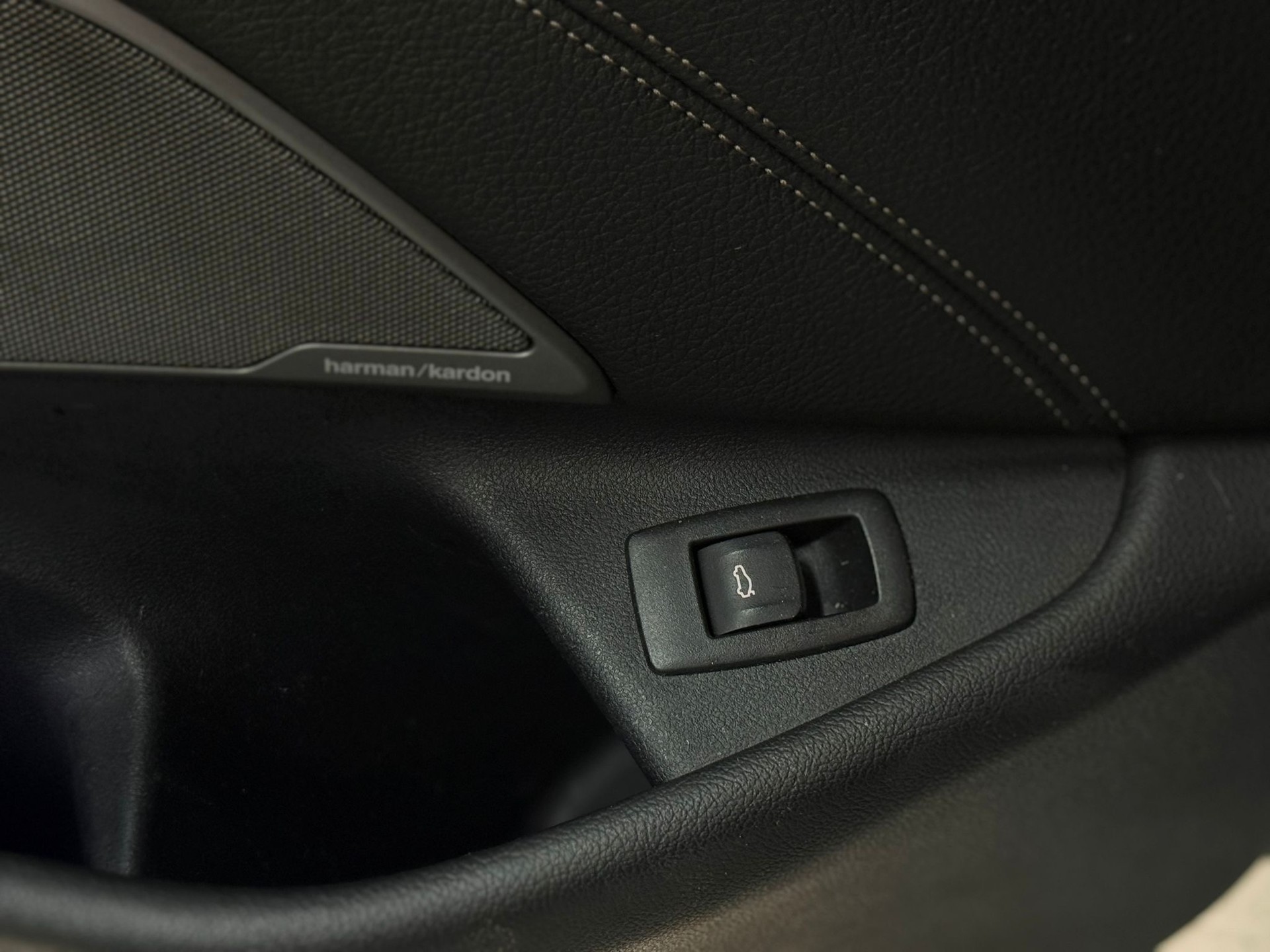 BMW 530i xDrive Touring Steptronic M-Paket / Vollaustattung / panoramadach-image-16