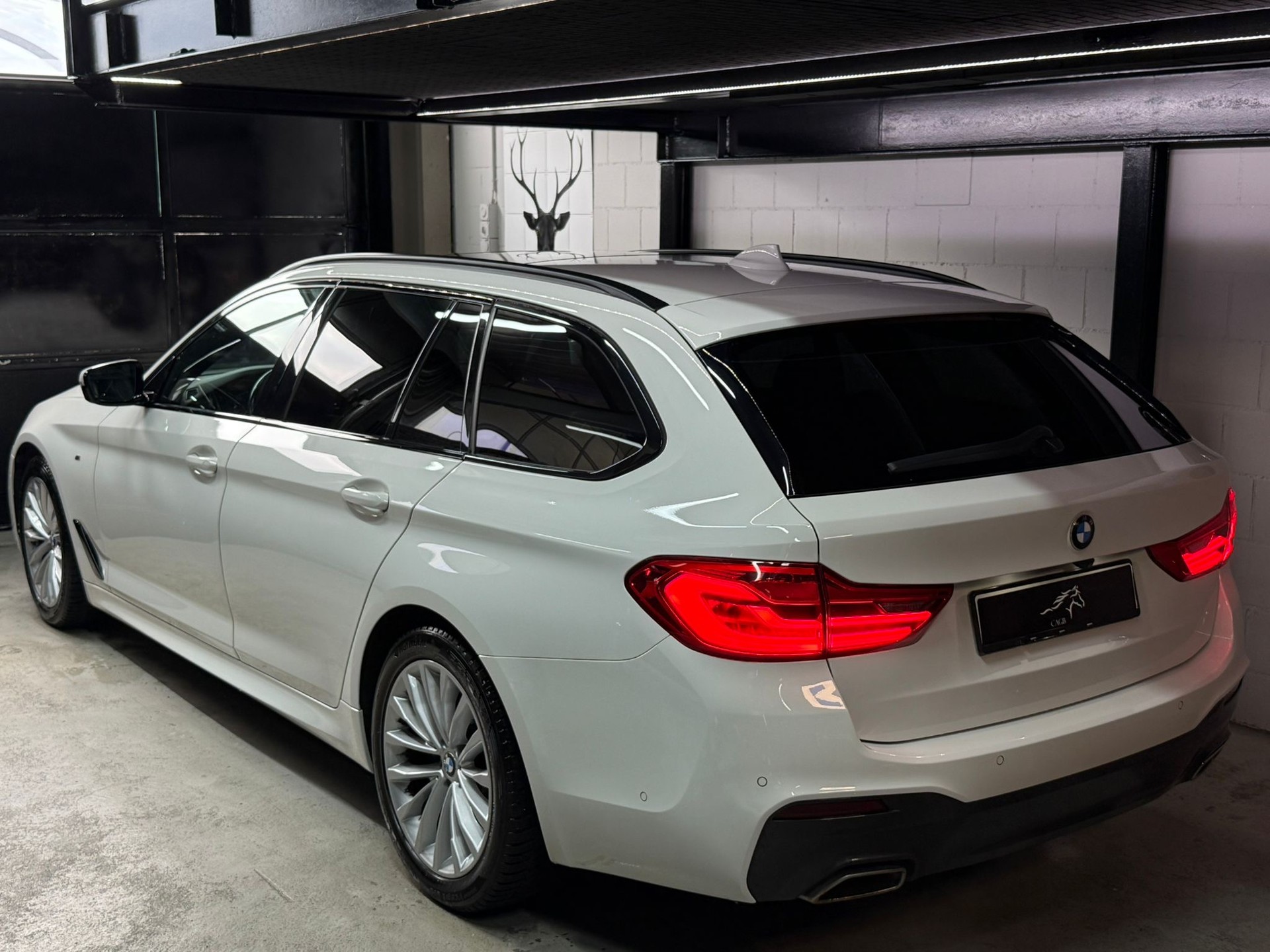 BMW 530i xDrive Touring Steptronic M-Paket / Vollaustattung / panoramadach-image-4