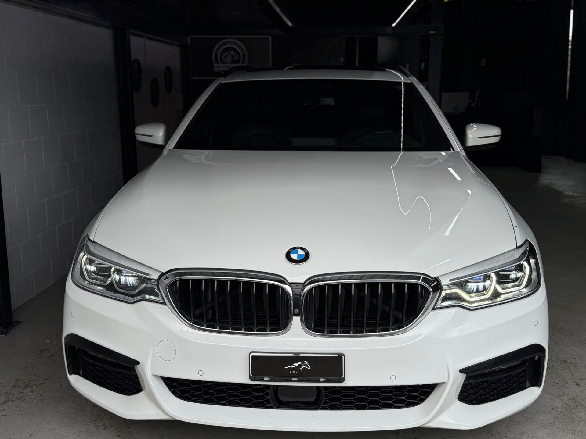 BMW 530i xDrive Touring Steptronic M-Paket / Vollaustattung / panoramadach-image-3