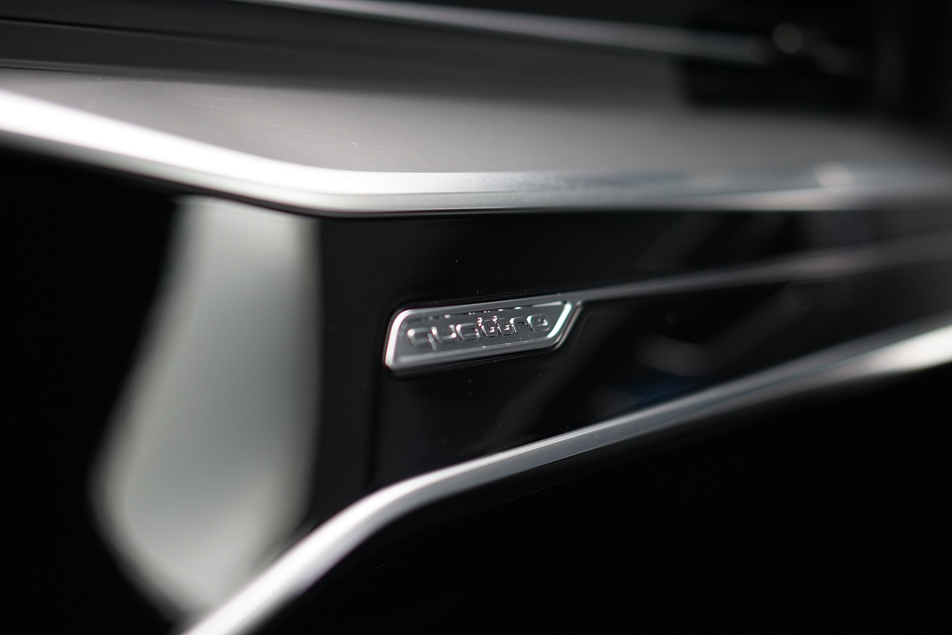AUDI A6 Avant 55 TFSIe Sport quattro S-tronic *Standheizung*-image-24
