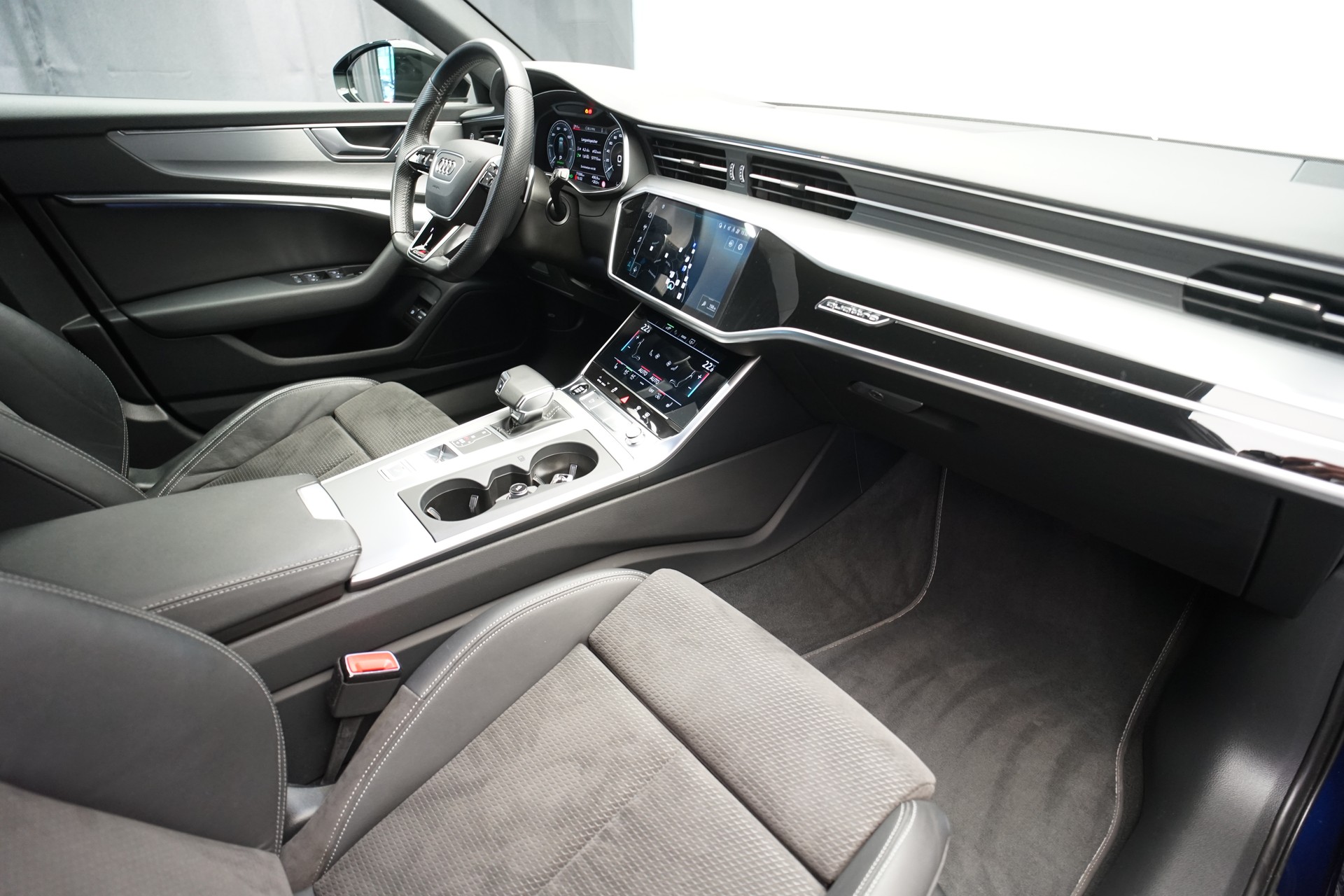 AUDI A6 Avant 55 TFSIe Sport quattro S-tronic *Standheizung*-image-16