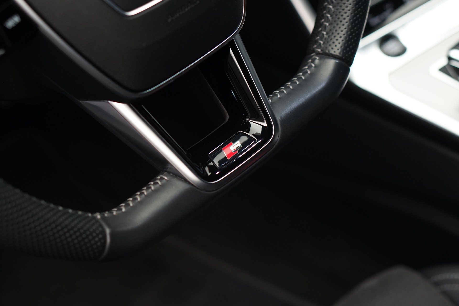 AUDI A6 Avant 55 TFSIe Sport quattro S-tronic *Standheizung*-image-28