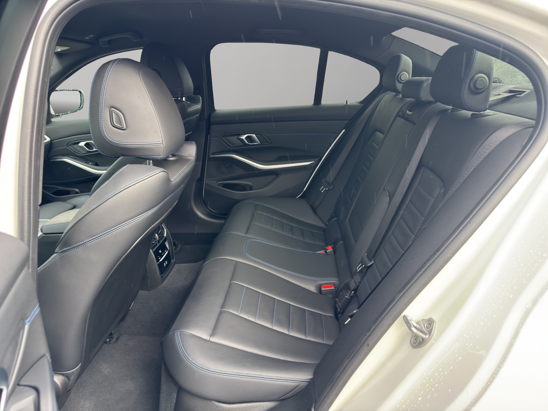 BMW 320d xDrive 48V Steptronic M Sport-image-17