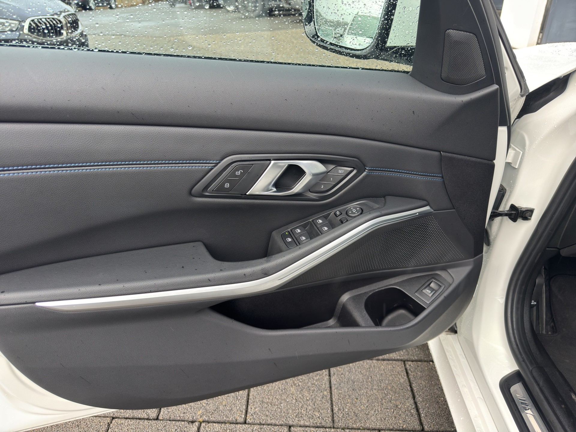 BMW 320d xDrive 48V Steptronic M Sport-image-16