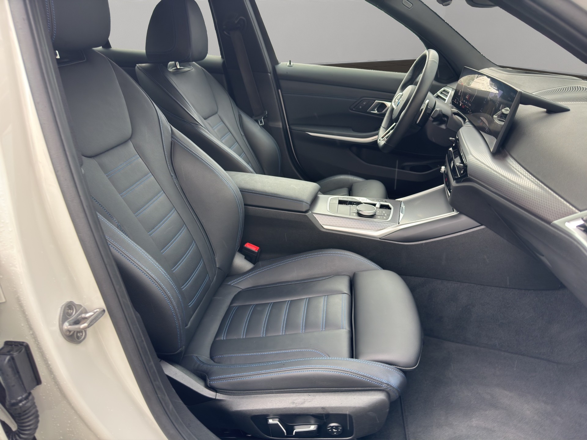 BMW 320d xDrive 48V Steptronic M Sport-image-18