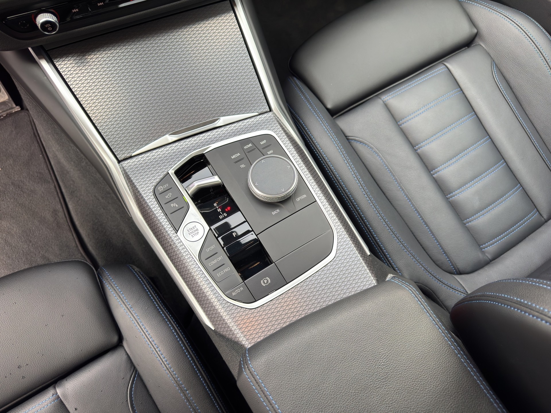 BMW 320d xDrive 48V Steptronic M Sport-image-13