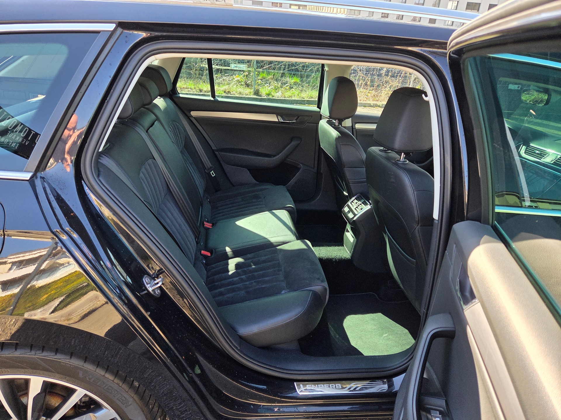 SKODA Superb Combi 2.0 TDi Ambition 4x4 DSG-image-12