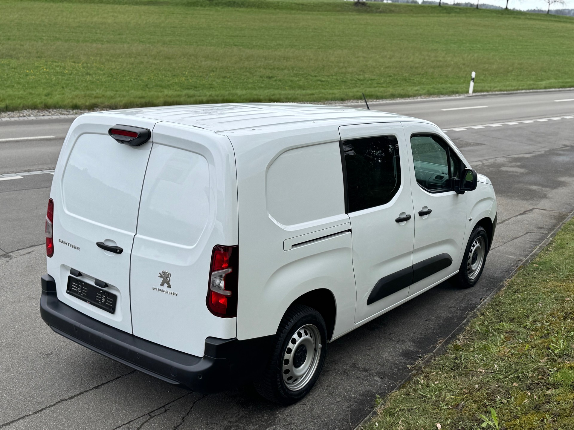 PEUGEOT Partner 1.5 Blue HDi s/s Asphalt Long 1000kg-image-4