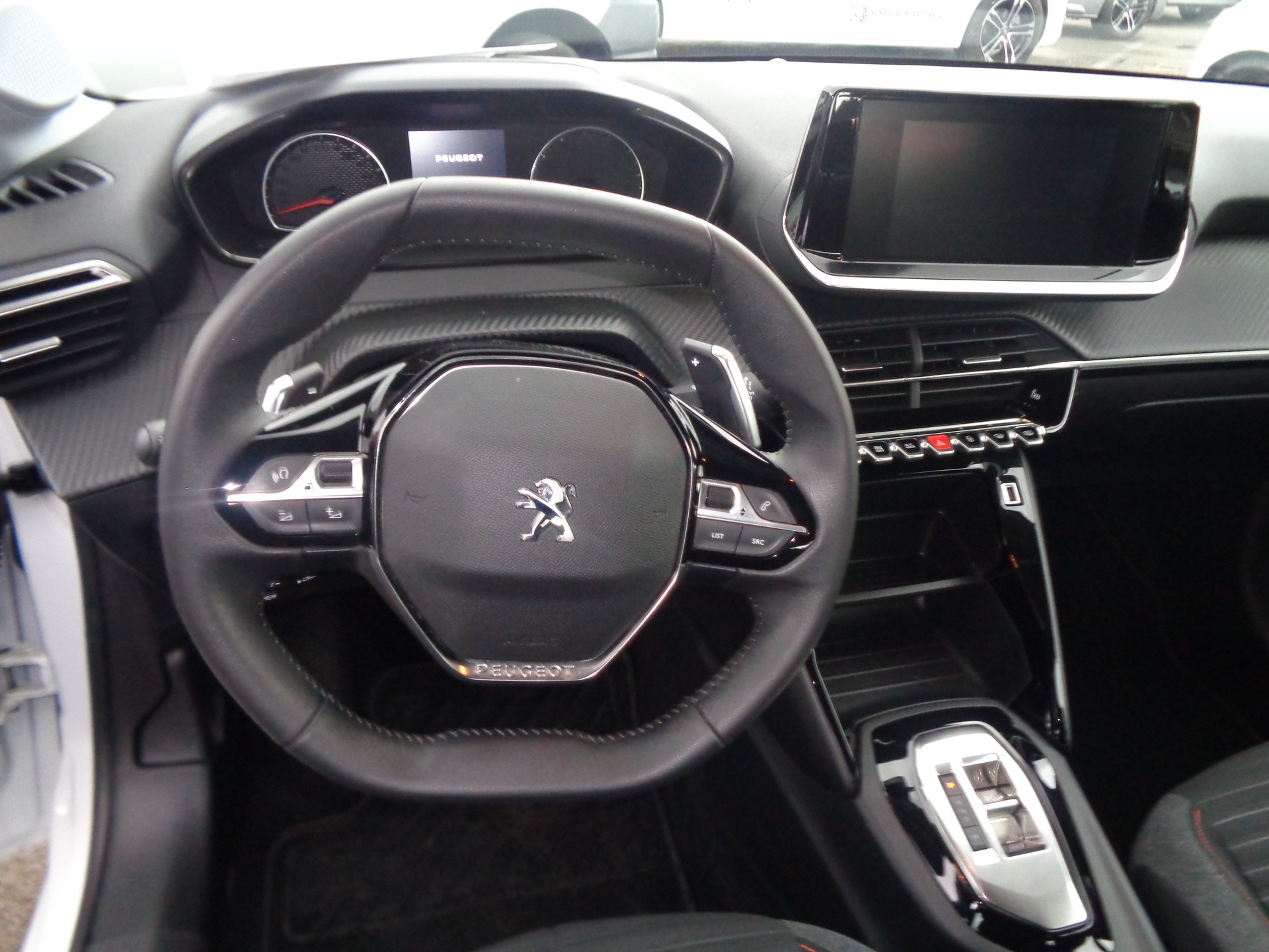 PEUGEOT 208 1.2 PureTech Allure EAT8-image-6