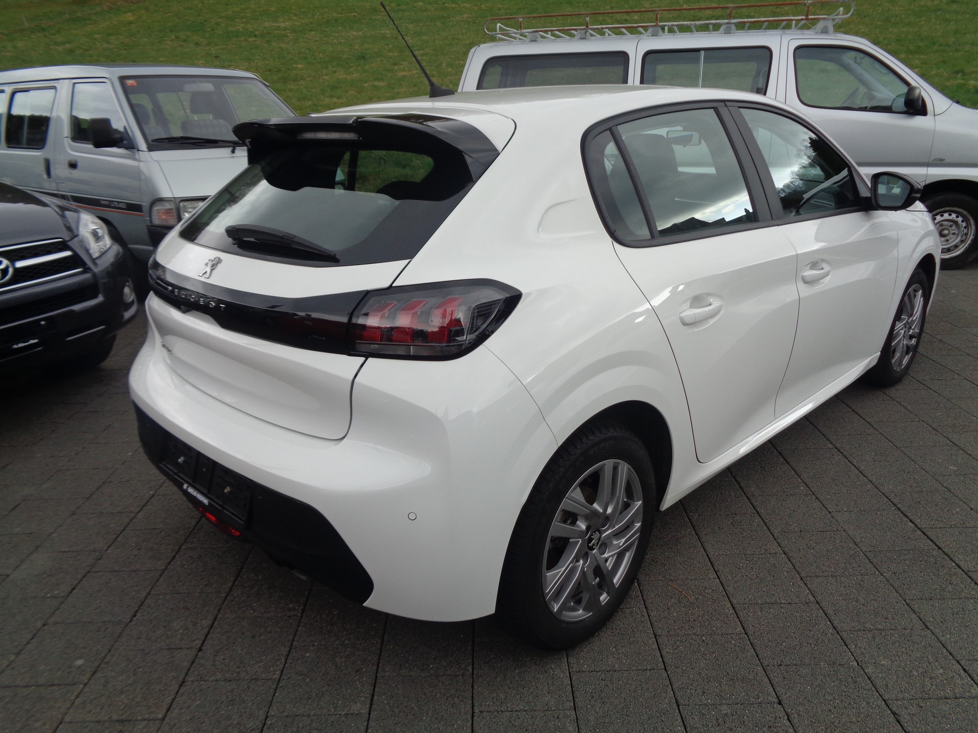 PEUGEOT 208 1.2 PureTech Allure EAT8-image-3
