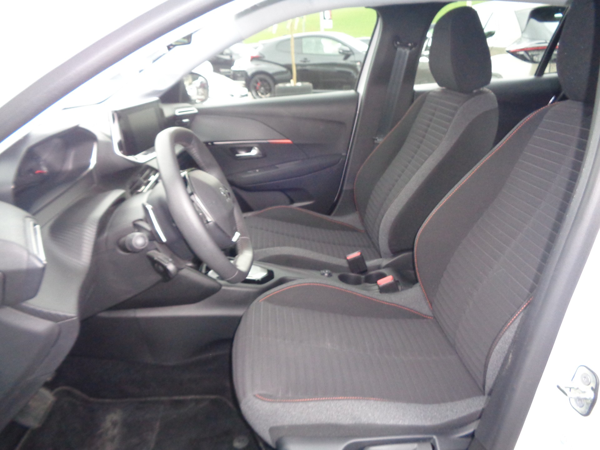 PEUGEOT 208 1.2 PureTech Allure EAT8-image-5